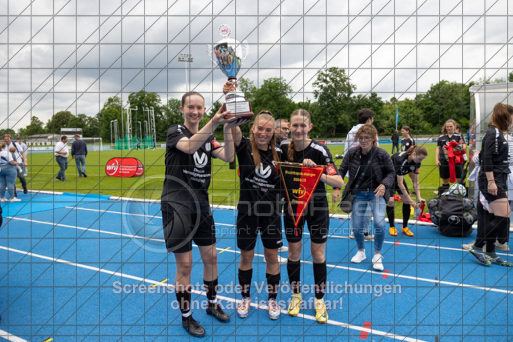 20250529_151411_1888 | #,  SGM Wendlingen-Ötlingen II (blau) vs. 1.FC Donzdorf II (schwarz), Fussball, Frauen-Bezirkspokal Finale Saison 2024/2025, Rasenplatz VfL Stadion Kirchheim, Jesinger Straße 105, 73230 Kirchheim, 29.05.2025 - 13:00 Uhr,Foto: PhotoPeet-Sportfotografie/Peter Harich