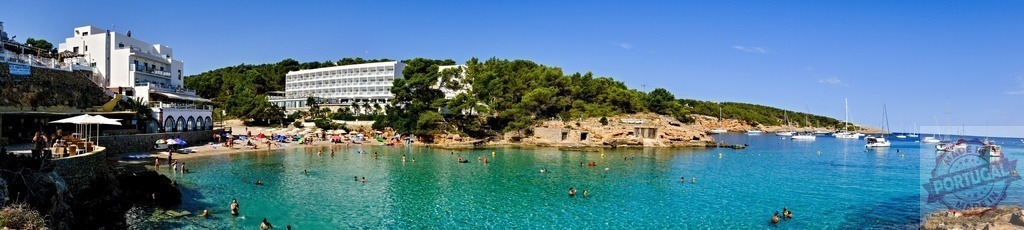 Majorca beach tourists enjoying clear turquoise water | Tourists relaxing on the sand and swimming in the clear turquoise sea on a sunny summer day - Realized with Pictrs.com
