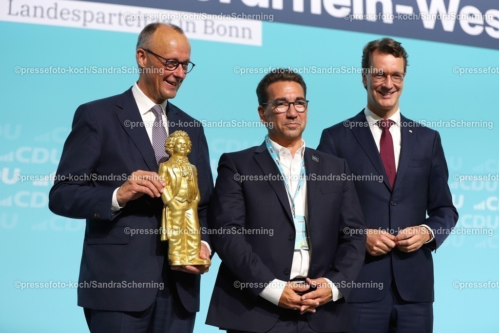 xsscx30082502033 | 30.08.2025, xsscx, Guido Deus, Bundeskanzler Friedrich Merz der Bundesrepublik Deutschland, Guido Deus und Ministerpr‰sident von Nordrhein-Westfalen Hendrik W¸st auf dem 47. Landesparteitag der CDU Nordrhein-Westfalen mit dem Motto - SO! geht kommunal - im World Conference Center in Bonn Nordrhein-Westfalen Deutschland