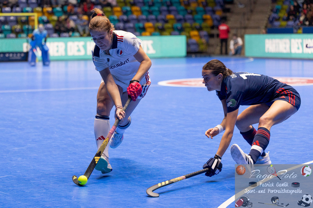 Volvo E.R.B. Final 4 Halbfinale Frauen: Mannheimer HC - Düsseldorfer HC, 25.01.2025 | Sonja Zimmermann (Mannheimer HC #11) & Selin Oruz (Düsseldorfer HC #14) im Kampf um den ball, Mannheimer HC - Düsseldorfer HC, Frankfurt, Süwag Arena, 25.1.2025 - Realisiert mit Pictrs.com