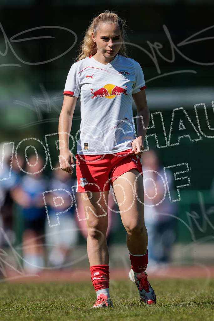 Gipfeltreffen der Frauen: Finale um den Sachsenlotto Landespokal 2026 | Am 1. Mai 2026 trafen im Endspiel des Sachsenlotto Landespokals die Frauen des Chemnitzer FC und die zweite Mannschaft von RasenBallsport Leipzig aufeinander. Vor stimmungsvoller Kulisse kämpften beide Teams ab 15:00 Uhr um die begehrte Trophäe des sächsischen Fußballs. Diese Galerie zeigt die Highlights, packende Zweikämpfe und die emotionalsten Momente des Finaltags. - Realisiert mit Pictrs.com
