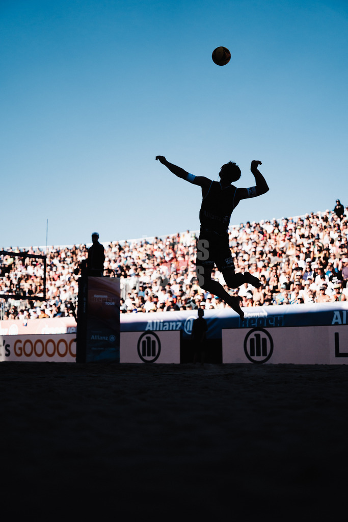 Beachvolleyball | Spiel um Platz Drei | Finale | Deutsche Meisterschaften 2025 Timmendorfer Strand | 07.09.2025 | Jonas Sagstetter beim Aufschlag