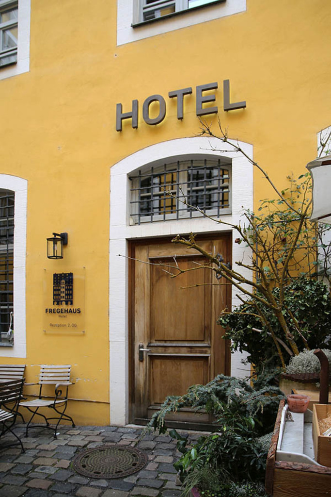 Fregehaus - Eingang zum „Hotel Fregehaus Leipzig“ | Entdecke über 20 Kategorien Leipzig-Motive: Foto-Downloads, hochwertige Poster, Leinwand- & Fine-Art-Prints. Jetzt Lieblingsfoto im Bildlexikon Leipzig Shop bestellen!
