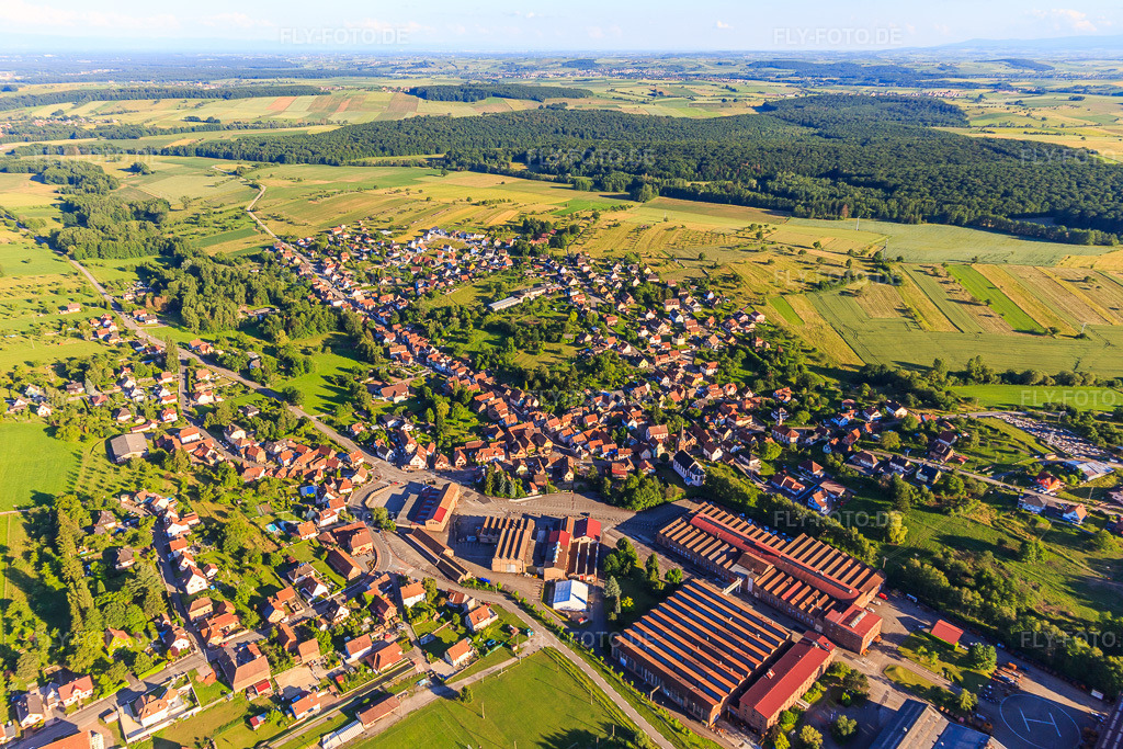 Luftbild: Ortsansicht aus Norden in Zinswiller im Bundesland Bas-Rhin in Frankreich. – Foto: IMG_115423.jpg vom 16.06.2019 durch Werner Riehm/FLY-FOTO.de – Auflösung des Originals: 5472 x 3648 px