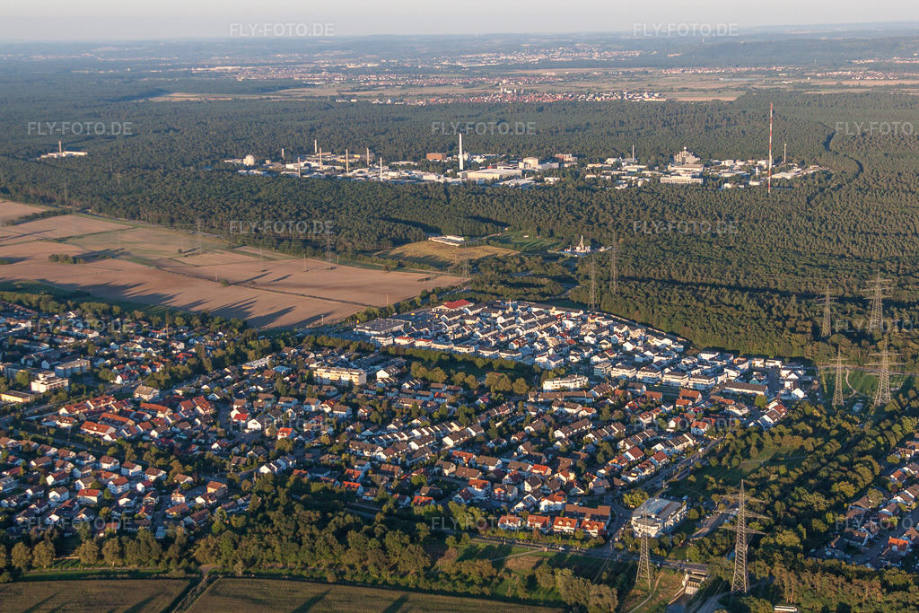 Luftbild: Campus- Universität KIT - Campus Nord (ehemaliges Kernforschungszentrum Karlsruhe) im Hintergrund von Leopoldshafen im Ortsteil Leopoldshafen in Eggenstein-Leopoldshafen im Bundesland Baden-Württemberg in Deutschland. Foto: IMG_59721.jpg vom 04.09.2013 durch Werner Riehm/FLY-FOTO.de