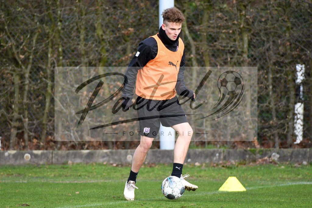 20200225_TRAOSN_0023 | Fussball, Herren: Moritz Heyer (VfL Osnabrueck) in Aktion, am Ball, Einzelaktion waehrend der Trainingseinheit des VfL Osnabrueck im Sportpark Illoshoehe am 25.02.2020 in Osnabrueck, Deutschland. - Realisiert mit Pictrs.com