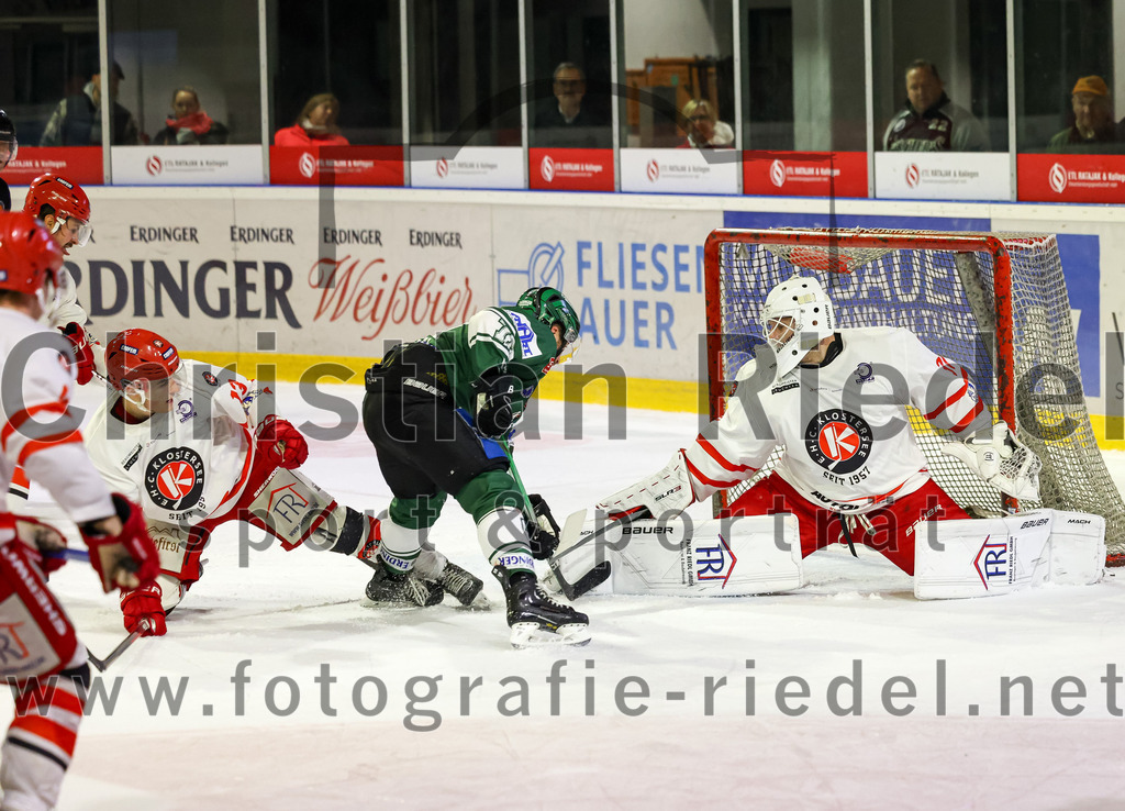 2023-10-20_156_TSV_Erding_gegen_EHC_Klostersee | Erding, Deutschland, 20.10.2023:.Eishockey, Bayernliga Vorrunde 2023 / 2024, 2. Spieltag, TSV Erding gegen EHC Klostersee, Endergebnis: 7:2..Tobias Hilger (EHC Klostersee, #13), Torwart Philipp Hähl (EHC Klostersee, #3)..Foto: Christian Riedel / fotografie-riedel.net