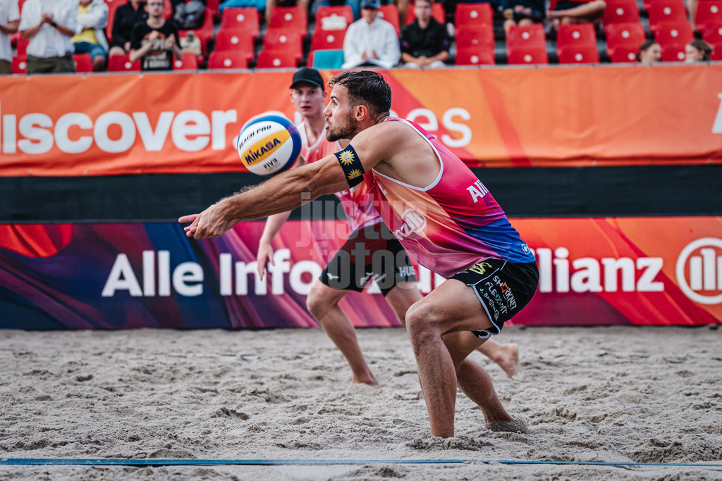 Beachvolleyball | Männer | Allianz German Beach Tour 2024 | Tourstop Kühlungsborn 2 | 16.08.2024 | Jonas Sagstetter nimmt den Ball an