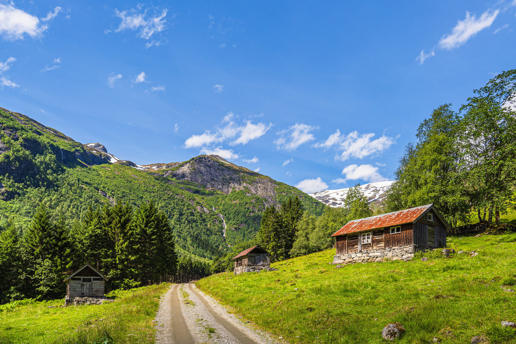 Landschaft mit Holzhütten in Fjærland, Norwegen | Landschaft mit Holzhütten in Fjærland, Norwegen.