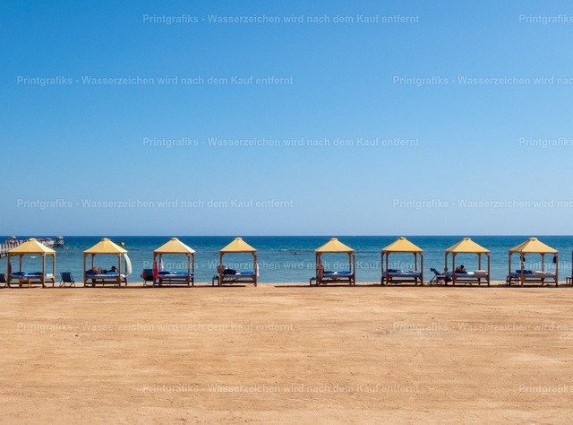 Sonnenschirme am leeren Strand | Minimalistische Strandaufnahme mit einer Reihe gelber Sonnenschirme vor blauem Meer und klarem Himmel. Die ruhige Ordnung, die weiten Flächen und die reduzierten Farben vermitteln sommerliche Leichtigkeit und entspannte Urlaubsstimmung. - Realisiert mit Pictrs.com