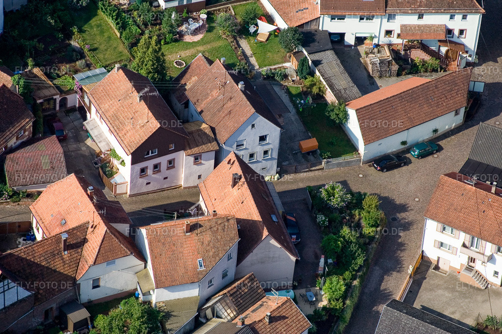 Luftbild: Krummgasse im Ortsteil Gräfenhausen in Annweiler im Bundesland Rheinland-Pfalz in Deutschland. Foto: IMG_12057.jpg vom 31.07.2008 durch Werner Riehm/FLY-FOTO.de