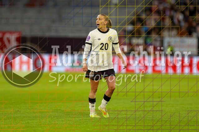 Deutschland vs Frankreich - Halbfinale - UEFA Women's Nations League | Düsseldorf, Deutschland, 24.10.25:   Elisa Senß ( Deutschland ) gestikuliert, Gestik waehrend des Halbfinals der UEFA Women's Nations League zwischen Deutschland vs Frankreich in der Merkur-Spiel-Arena(Foto von Brauer-Fotoagentur / Adrian Schlueter)