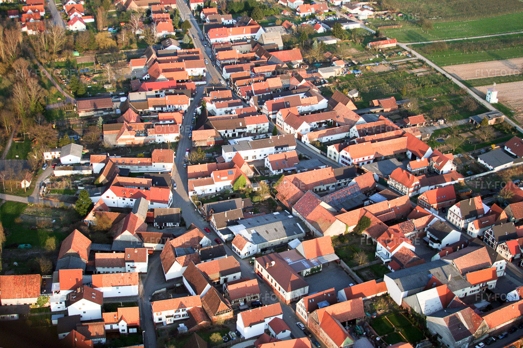 Luftbild: Hauptstraße von Westen in Winden im Bundesland Rheinland-Pfalz in Deutschland. Foto: IMG_1423.jpg vom 07.04.2006 durch Werner Riehm/FLY-FOTO.de