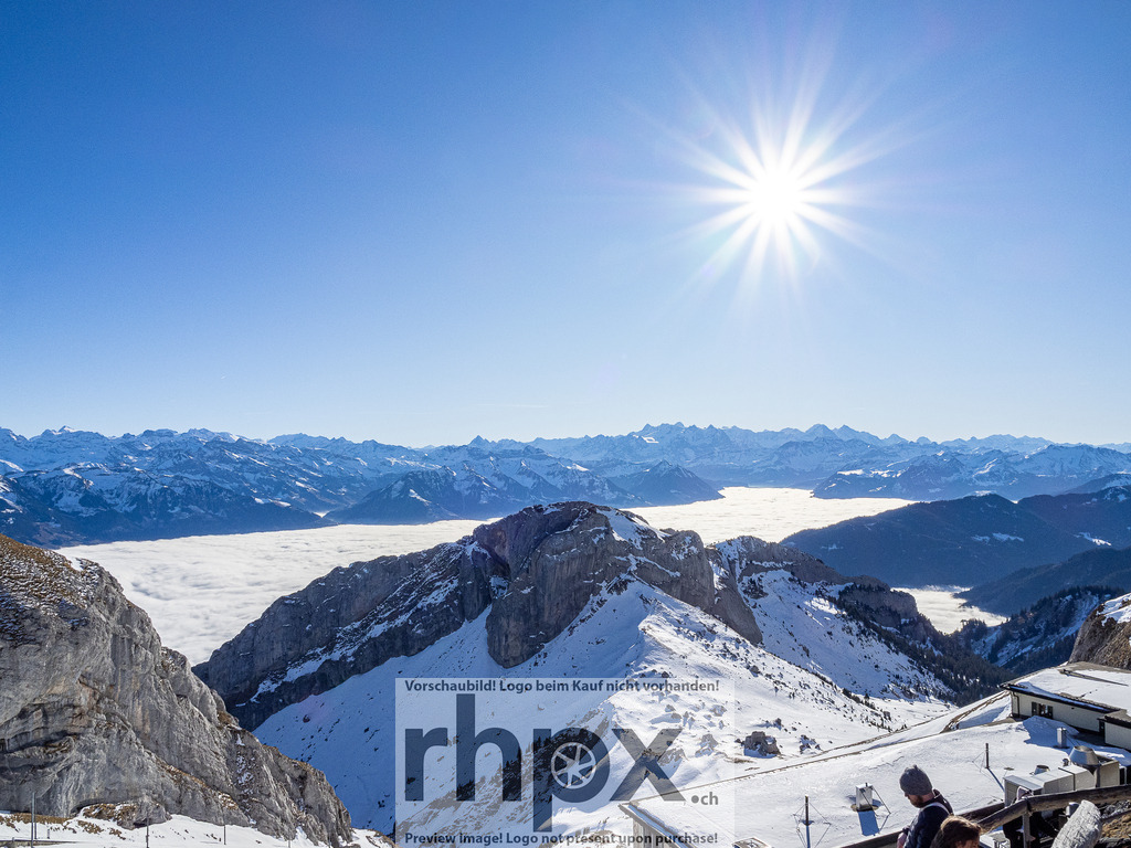 Pilatus über dem Nebelmeer | Gipfel. Wolken. Erhabenheit.
Ein faszinierender Ausblick von der Bergstation Pilatus auf das endlose Weiss der Innerschweiz. Die markanten Felsen ragen stolz aus dem dichten Nebelmeer empor und offenbaren die majestätische Ruhe der Gipfelwelt. Ein Moment der absoluten Klarheit hoch über dem Alltag.
Wähle unter "Produktauswahl" dein Wunschformat: Vom klassischen Wandbild über Puzzle &amp; Tassen bis zum digitalen Download (z.B. als Handy-Hintergrund).
 - Realisiert mit Pictrs.com