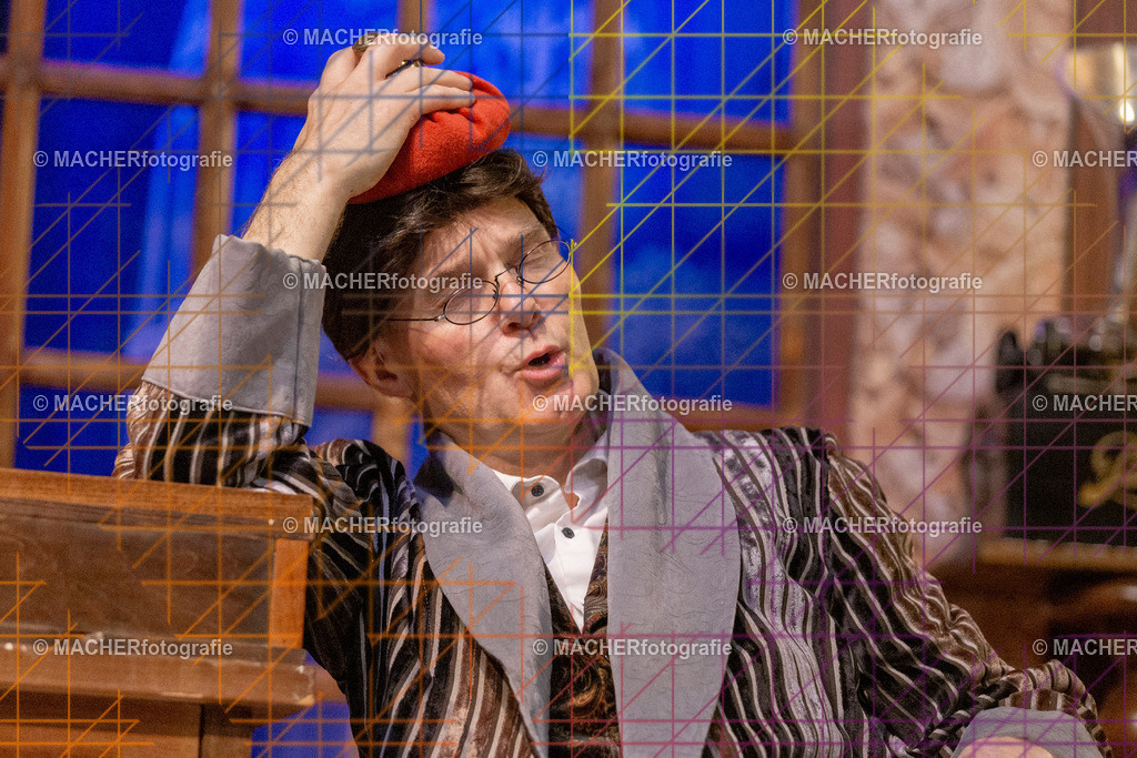 214_MFL-2025 | Portraitbilder von Regisseur; Darsteller; Techniker; Maske; Kostüme; Chor; Musiker; Bilderserie der Generalprobe und der Premierenvorstellung, Szenenbilder; Ausdrucksstudien; Bühnenüberblick; Bühnenkulissen; Pressefotos inkl. Redaktionsfoto Darstellergruppe.