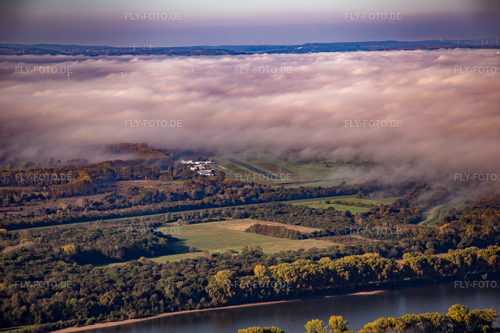 Luftbild: Tiefe Wolken über dem Flugplatz Worms in Worms im Bundesland Rheinland-Pfalz in Deutschland. Foto: IMG_075224.jpg vom 19.10.2014 durch Werner Riehm/FLY-FOTO.de