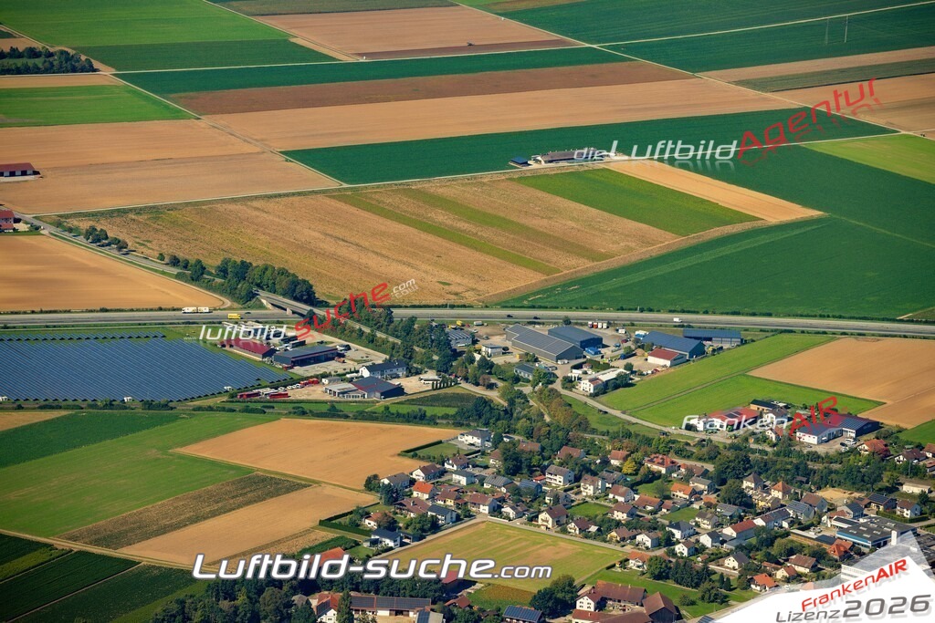 Das Luftbild zeigt :  Wallersdorf - Die Luftaufnahme wurde 2023 vom UL-Flugzeug aus erstellt ( keine Drohne ) - Hochauflösende Luftaufnahme - Für grossformatige Ausdrucke geeignet. Die Geschenkidee !Mit Lizenz und Bildrechte bestellbar