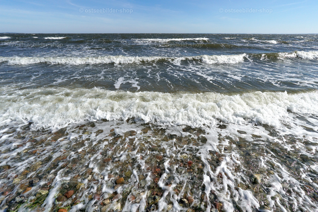 Brandung auf dem Greifswalder Bodden | Auch an den Ufern von Boddengewässern, die eigentlich als flach und geschützt gelten, kann man bei bestimmten Windrichtungen die archaischen Kräfte des Meeres und des Windes, wie hier am Greifswalder Bodden, auf ganz besondere Weise erfahren.
