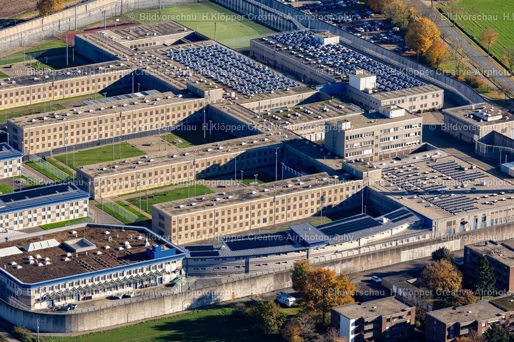 Luftbilder Geldern-7625 | Luftbildfotografie Gefängnis- Gelände und Sicherheitsumzäunung der Justizvollzugsanstalt JVA am Möhlendyck in Geldern im Bundesland Nordrhein-Westfalen, Deutschland. - Realisiert mit Pictrs.com