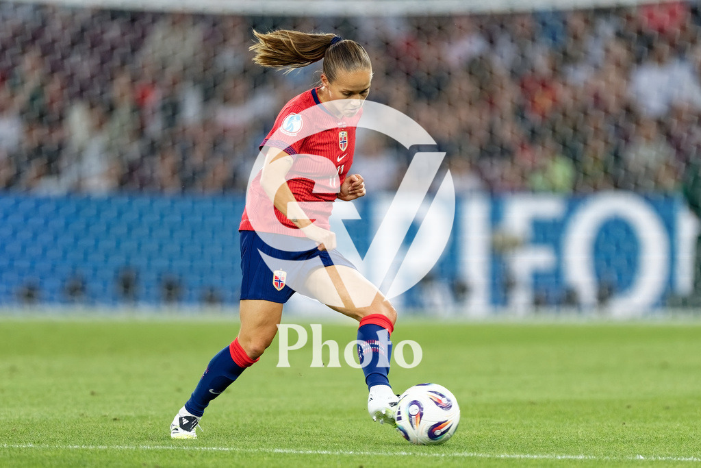 Norway v Italy - UEFA Women's EURO 2025 Quarter-Final | GENEVA, SWITZERLAND - JULY 16: Guro Reiten of Norway passes the ball  during the UEFA Women's EURO 2025 Quarter-Final match between Norway and Italy at Stade de Geneve on July 16, 2025 in Geneva, Switzerland. (Photo by Giuseppe Velletri/Sports Press Photo/Getty Images)