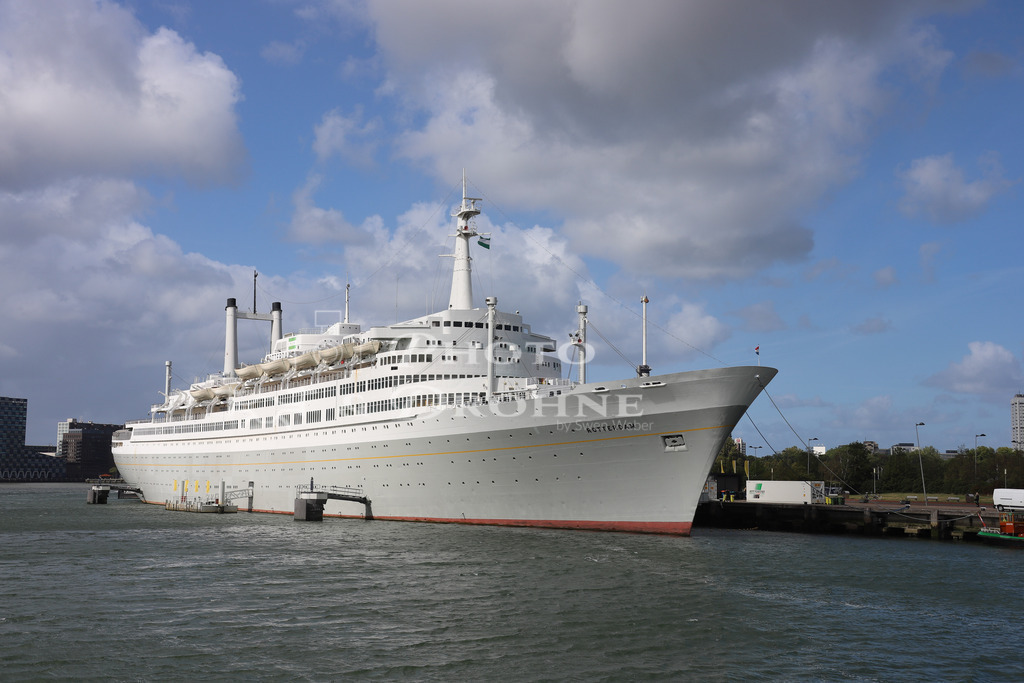 MS Rotterdamm-0488 | Die MS Rotterdam war ein Auswandererschiff mit dem die Menschen von Rotterdam nach New York auswanderten. Heute ist das Schiff ein Denkmal für die vielen geflüchteten Menschen und eine Gastronomieschiff. - Realisiert mit Pictrs.com