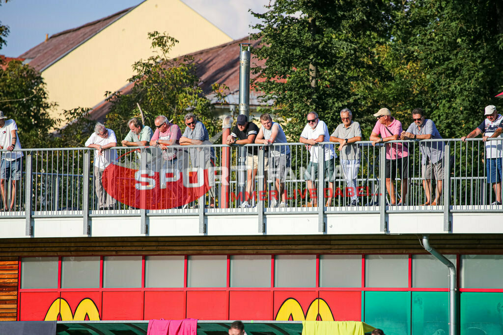 ASK Klagenfurt - SC Weiz 2:3, Kärntner Liga 3. Runde | Zuschauer ASK Klagenfurt - SC Weiz 2:3 am 13.08.2023 in Klagenfurt
(ASK Sportzentrum Fischl), Austria, (Photo by Ernst Krawagner sport-fan.at) - Realisiert mit Pictrs.com
