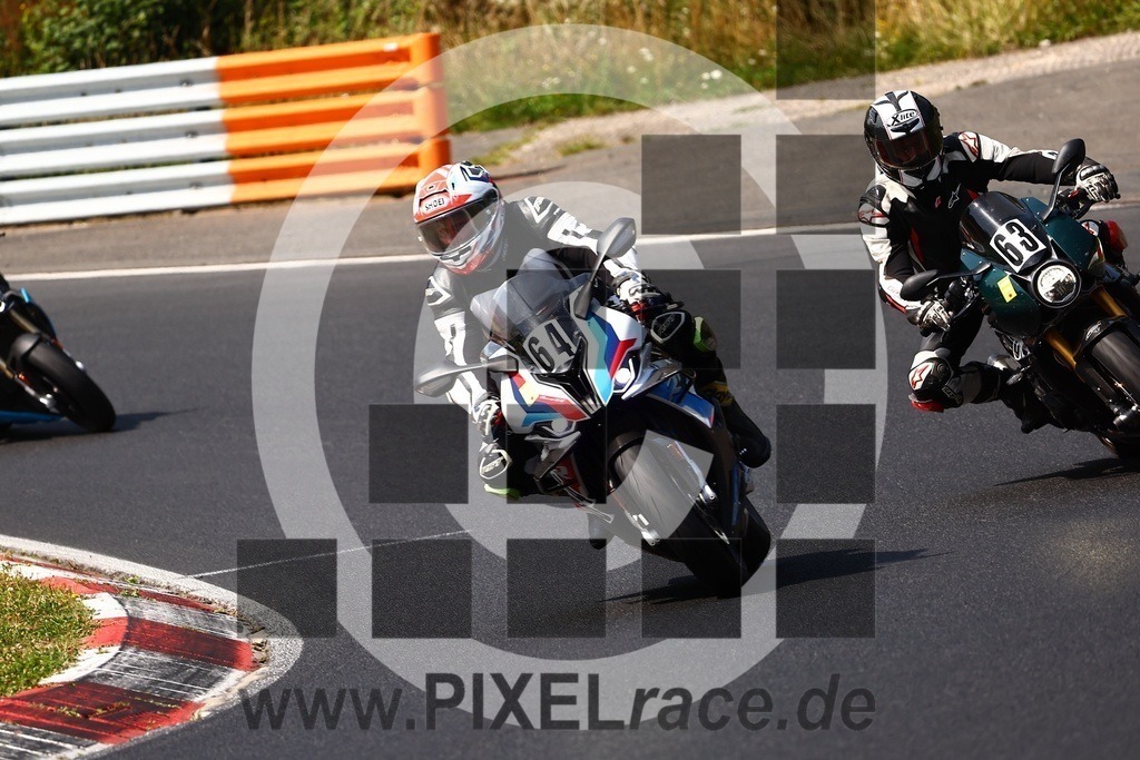 0064-20250813_02111 | Schöne Erinnerungen an spannende Momente - das festzuhalten ist unser Job. PIXELrace.de ist seit 2003 auf den Rennstrecken Europas unterwegs um die Action draußen beim Fahren und die wunderbare Stimmung imm Fahrerlager für euch einzufangen.