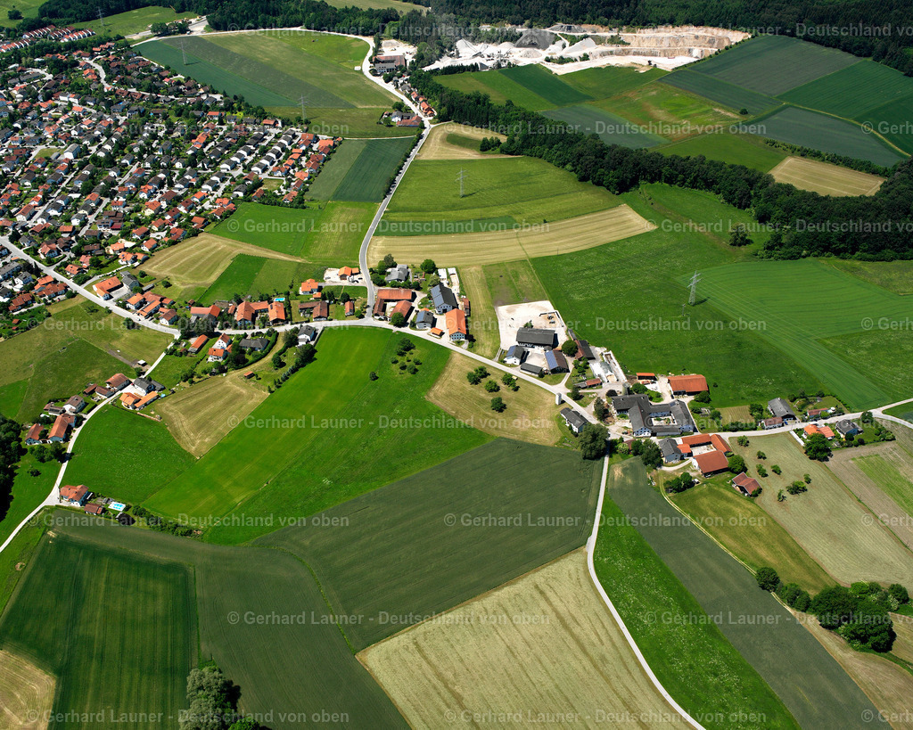 2600448 | UNTEREMMERTING 09.06.2006 Landwirtschaftliche Nutzflächen und Feldgrenzen  umsäumen das Siedlungsgebiet des Dorfes in Unteremmerting im Bundesland Bayern, Deutschland // Agricultural land and field boundaries surround the settlement area of the village  in Unteremmerting in the state Bavaria, Germany Foto: Gerhard Launer
