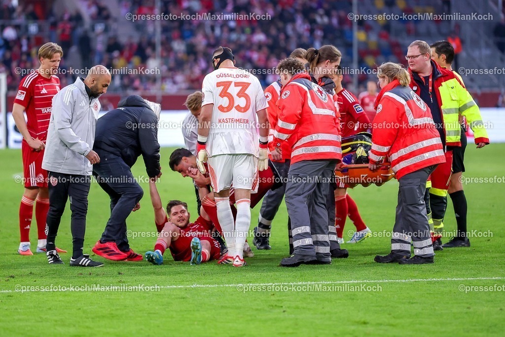 F9510042601081 | 10.04.2026, Fußball, Fortuna Düsseldorf - Holstein Kiel, 2. Fußball Bundesliga, Herren, Merkur Spiel-Arena, 29. Spieltag, Saison 2025 2026: Florent Muslija&nbsp;(Fortuna Düsseldorf #24) liegt verletzt auf dem Spielfeld Schmerzen Verletzung und muss vom Spielfeld getragen werden. Sanitäter Rettungssanitäter eilen mit einer Trage auf das Spielfeld  DFB regulations prohibit any use of photographs as image sequences and or quasi-video.
