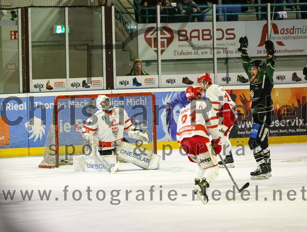 2023-03-10_046_TSV_Erding_gegen_TEV_Miesbach | Erding, Deutschland, 10.03.2023:
Eishockey, Bayernliga Playoffs 2022 / 2023, Halbfinale, TSV Erding gegen TEV Miesbach, Endergebnis: 2:0

Moritz Schlickenrieder (TEV Miesbach, #25), Felix Feuerreiter (TEV Miesbach, #21), Elias Maier (Erding Gladiators, #15)

Foto: Christian Riedel / fotografie-riedel.net