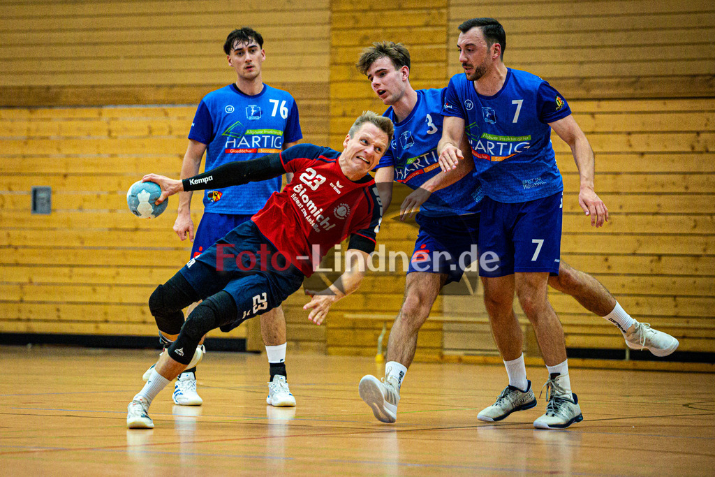 TSV Weiheim gegen SG Kaufbeuren/Neugablonz | Bezirksoberliga Handball Herren 2025/26, TSV Weiheim gegen SG Kaufbeuren/Neugablonz, 20251004,Torwurf Felix BEHRENDS (TSV Weilheim 23),2025-10-04 in Weilheim (Jahnhalle)Bastian BARTEL (SG Kaufbeuren/Neugablonz 76), Jakob KITTNER (SG Kaufbeuren/Neugablonz 3), Roman HAGGENMÜLLER (SG Kaufbeuren/Neugablonz 7)Copyright: WolfgangxLindner