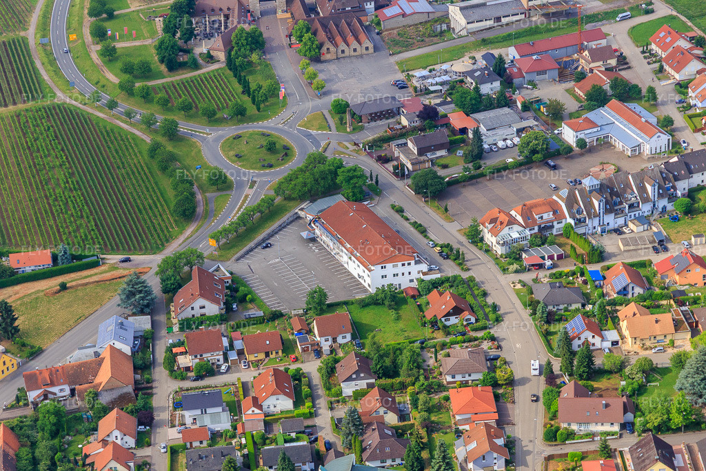 Luftbild: Physiotherapie Kinesitherapie in der Kirchstr im Ortsteil Rechtenbach in Schweigen-Rechtenbach im Bundesland Rheinland-Pfalz in Deutschland. Foto: IMG_100673.jpg vom 05.06.2017 durch Werner Riehm/FLY-FOTO.de