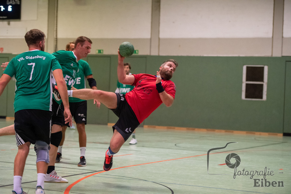 VFL Oldenburg-SG FriPe | Herren Regionsoberliga; VFL Oldenburg (grün)-SG FriPe (rot) am 04.11.2023 in Oldenburg (Robert-Schumann-Halle Oldenburg), Deutschland, Photo: Philip Eiben 2023 - Realisiert mit Pictrs.com