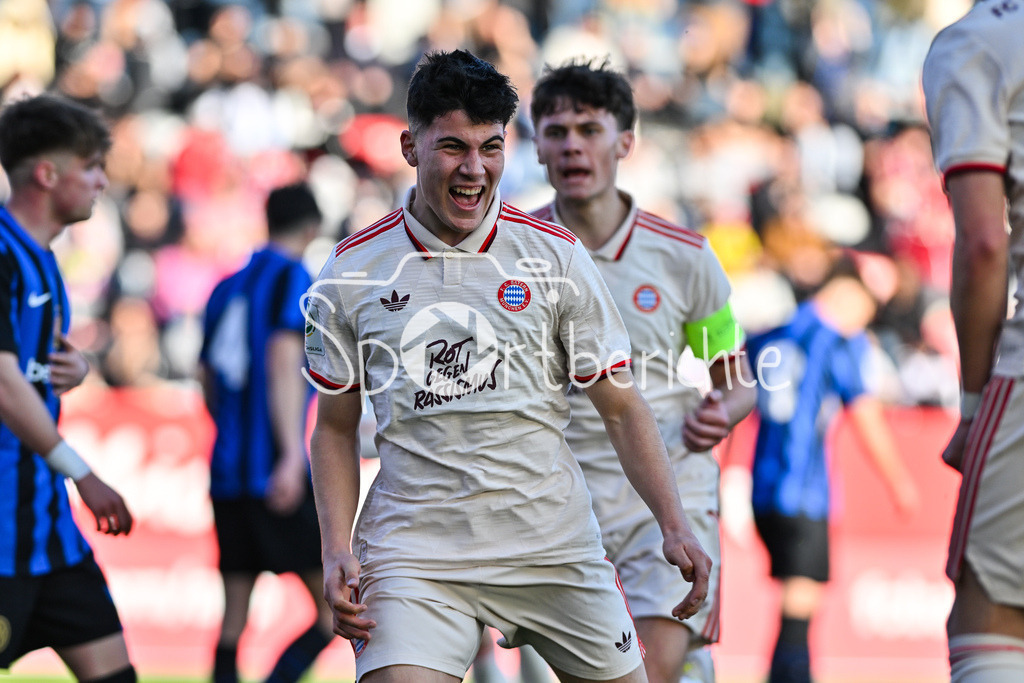 FC Bayern München U19 - FC Internationale Milano U19 | Jubel der Bayern nach dem Treffer zum 1-0 druch Felipe CHAVEZ (FCB #10) / Tor / Torschuetze / Freude / Happy / Uefa Youth League: FC Bayern Muenchen U19 - FC Internationale Milano, FC Bayern Campus am 05.03.2025