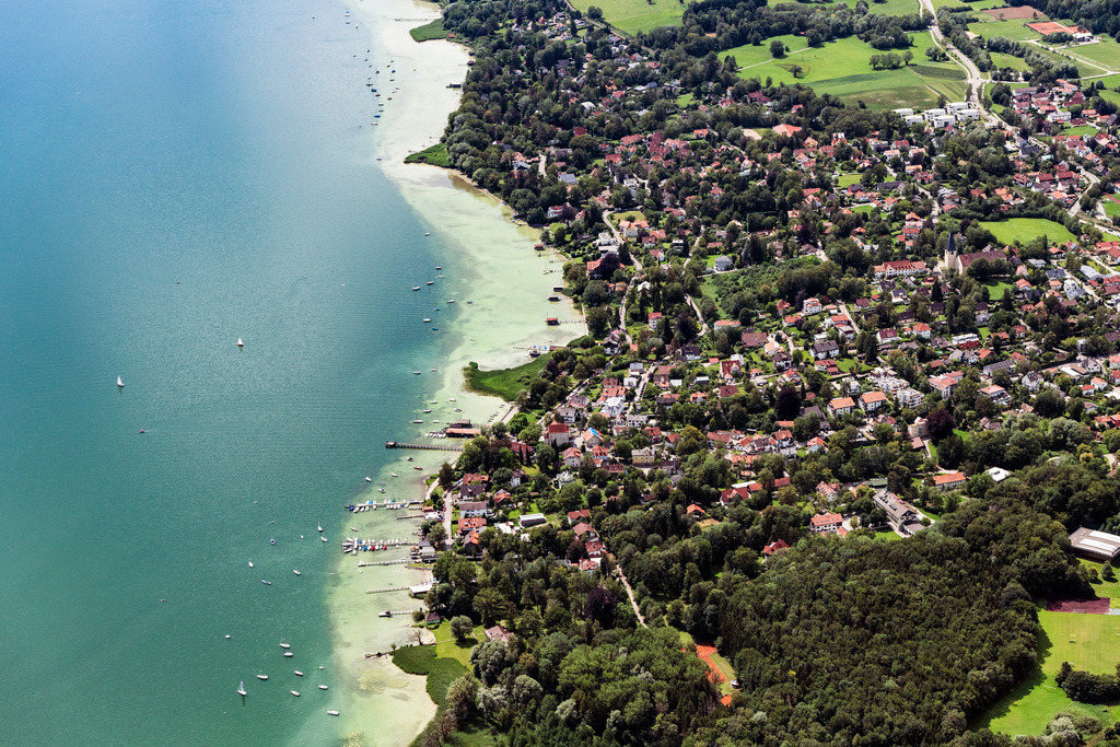 dr__0031730_1.jpg | SCHONDORF AM AMMERSEE 09.08.2019 Dorfkern an den See- Uferbereichen des Ammersee in Schondorf am Ammersee im Bundesland Bayern, Deutschland. // Village on the lake bank areas of Ammersee in Schondorf am Ammersee in the state Bavaria, Germany. Foto: Daniel Reiter