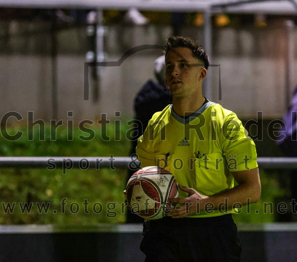 2023-11-17_002_FC_Schwaig_gegen_SpVgg_Feldmoching | Oberding, Deutschland, 17.11.2023:
Fußball, Landesliga Südost 2023 / 2024, 21. Spieltag, FC Schwaig gegen SpVgg Feldmoching, Endergebnis: 1:1

Schiedsrichter Lukas Nartschick

Foto: Christian Riedel / fotografie-riedel.net
