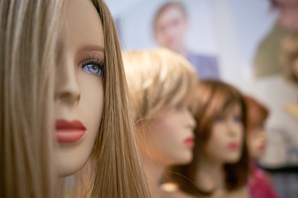 verschiedene Puppenköpfe mit Perücken | WIen, Austria - February 02, 2023; Star Perückensalon GmbH.; verschiedene Puppenköpfe mit Perücken. - Realisiert mit Pictrs.com