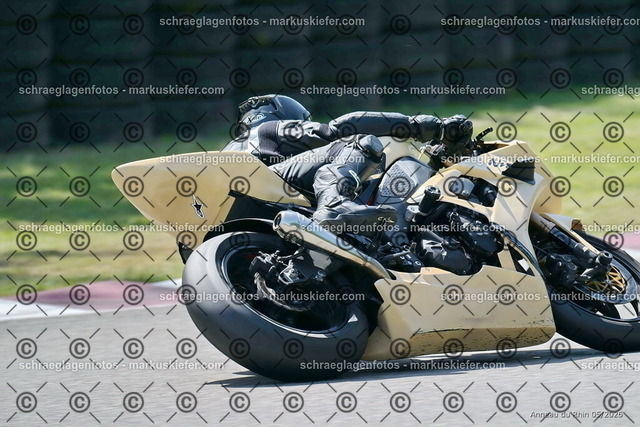 26BT02-1408 | markuskiefer.com - Realisiert mit Pictrs.com