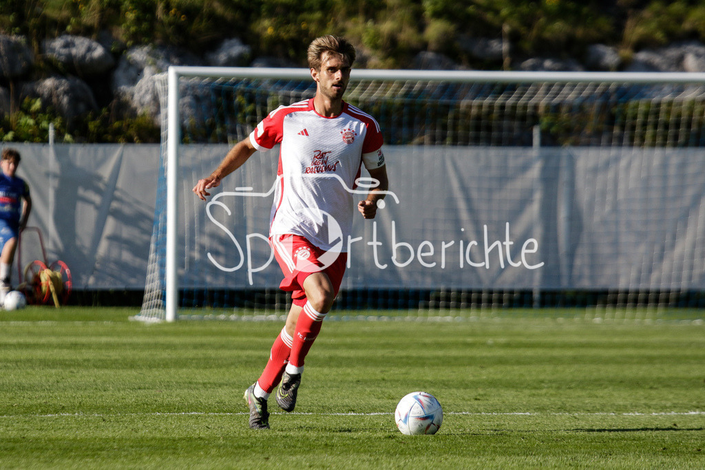 FC Pinzgau Saalfelden - FC Bayern Amateure | Luca DENK (FCB #16) am Ball / Freisteller / Einzelfoto