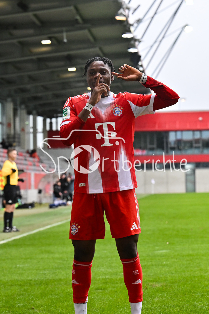 FC Bayern München - Hannover 96 | MUNICH, GERMANY - 15. FEBRUARY: Jubel der Bayern nach dem Treffer zum 3-1 durch Uzorchukwu EGWUATU (FC Bayern München U19 13) / Tor / Torschuetze / Freude / Happy während dem Spiel zwischen der U19 des FC Bayern München und der U19 von Hannover 96 am 2. Spieltag der Hauptrunde der U19-DFB-Nachwuchsliga am FC Bayern Campus