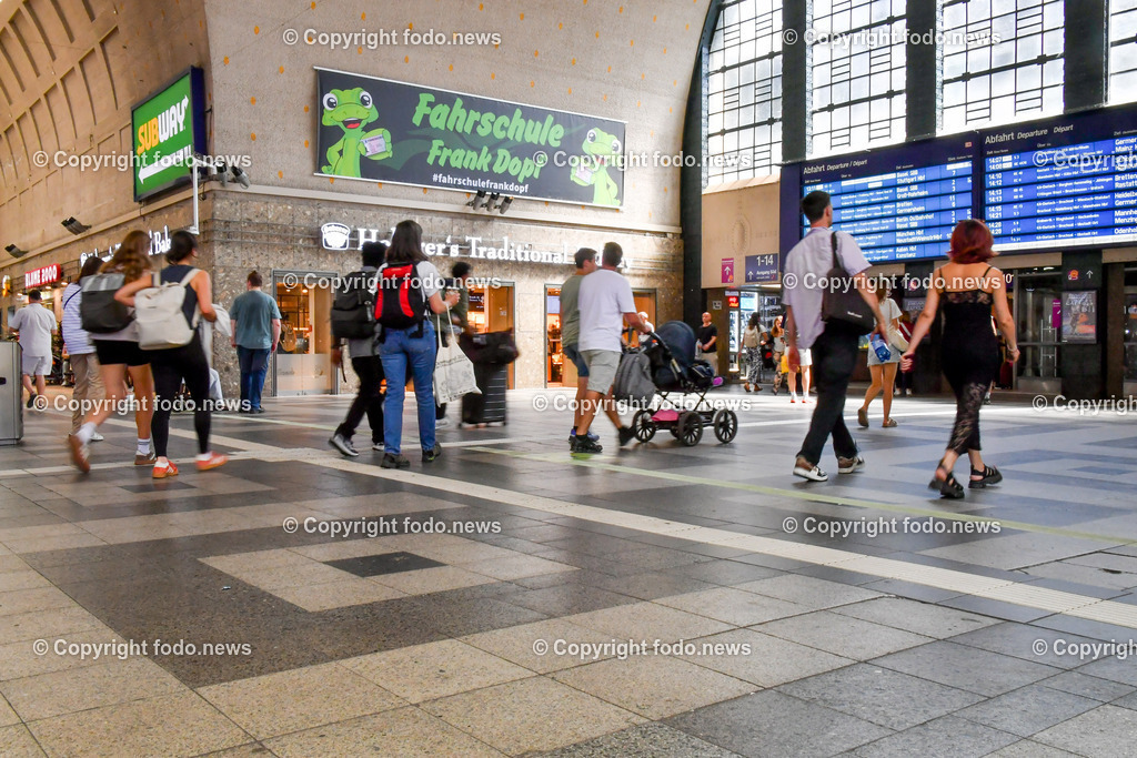 Deutschland_ Baden-Wuerttemberg_ Karlsruhe_ 21.08.2025-32 | 21.08.2025, Deutschland, GER, Baden-Wuerttemberg, Karlsruhe im Bild Themenbild, Karlsruhe, Hauptbahnhof, Reisende, Zugverkehr, Bahnhofshalle, Ankunft, Abfahrt, Gleise, Fernverkehr, Nahverkehr, Bahnreisende, Pendler, Koffer, Mobilitaet, Fahrplaene, Wartebereich, Reisezentrum, Ticketkauf, Bahninfrastruktur, Reiseatmosphaere, oeffentlicher Verkehr, Menschen, Tourismus, Feature, Symbolbild