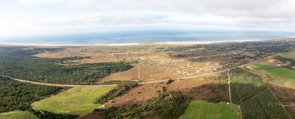 Vue aérienne: Vue de la ville à Fanø dans le département Syddanmark, Danemark. Photo: IMG_118532-Pano.jpg prise le 21/09/2019 par Werner Riehm/FLY-FOTO.eu – Résolution de l'original: 6957 x 2821 px