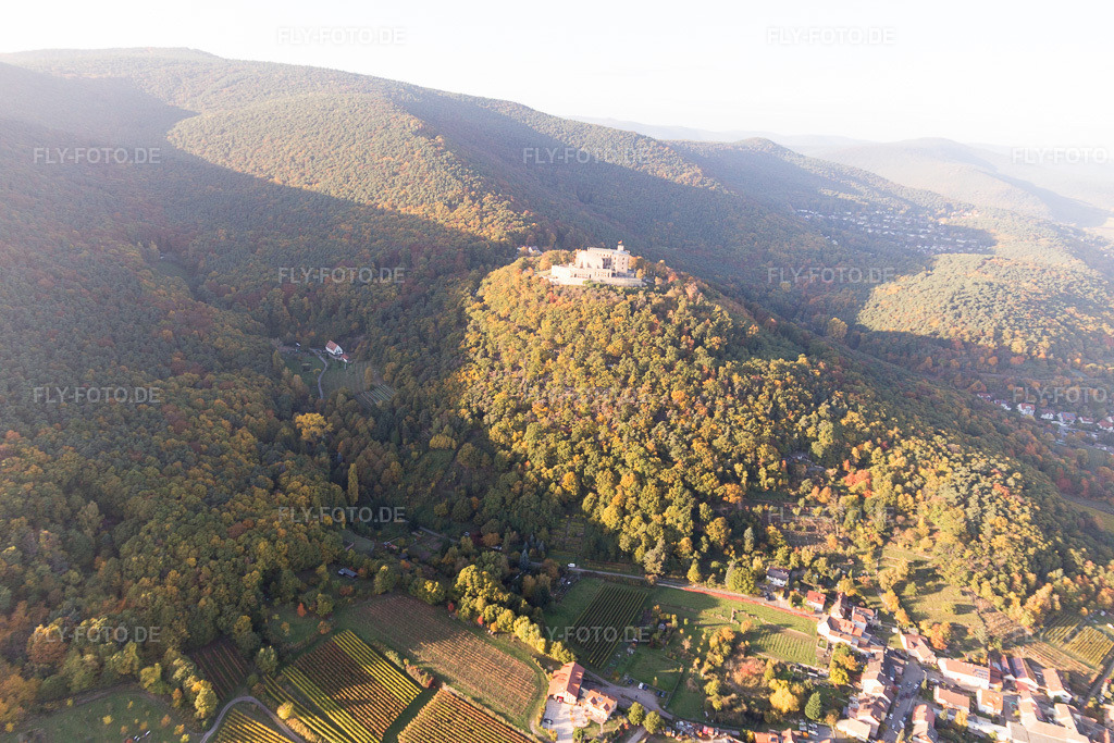Luftbild: Hambacher Schloß im Ortsteil Diedesfeld in Neustadt im Bundesland Rheinland-Pfalz in Deutschland. Foto: IMG_095619.jpg vom 30.10.2016 durch Werner Riehm/FLY-FOTO.de