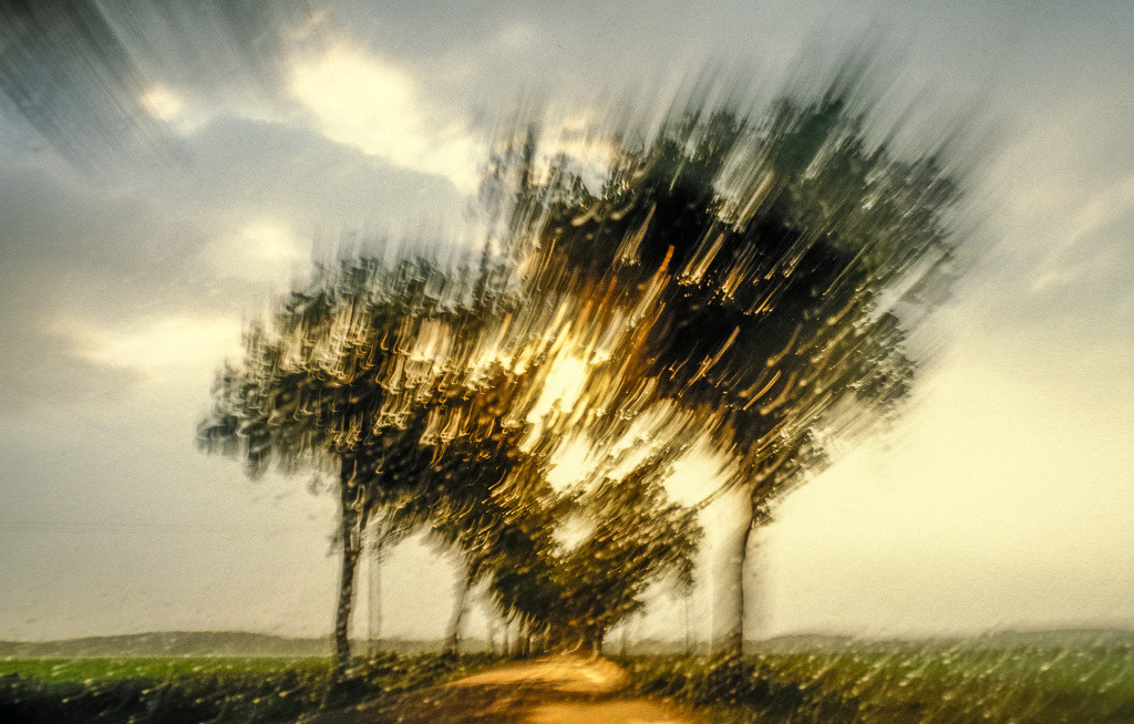 034-Image15 | Das Bild entstand 1981, als die B 5 noch die Haupttransitstrecke zwischen Hamburg und Berlin war. Da es beim Transit durch die DDR verboten war, auf freier Strecke anzuhalten, entstand das impressionistisch wirkende Foto aus dem fahrenden Auto bei längerer Belichtungszeit. Das Bild wurde nicht digital nachbearbeitet. - Realisiert mit Pictrs.com