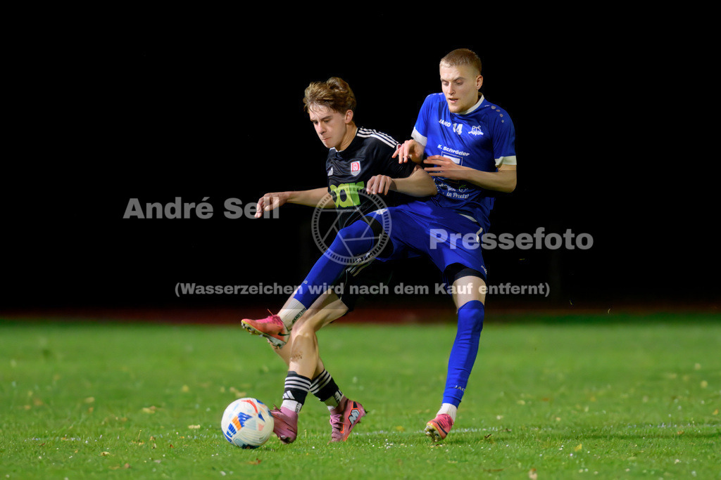 Preetzer TSV vs MTV Dänischenhagen | Paul Rath (Preetz #14) vs Stian Sievers (Dänischenhagen #11) / Fußball-Verbandsliga Ost Männer 2026/2027 / Preetzer TSV vs MTV Dänischenhagen / Jahnplatz / Preetz / 16.10.26 - Realisiert mit Pictrs.com