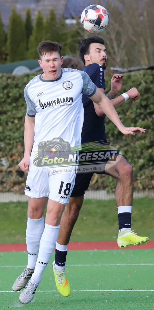 VfL Holsen - Bünder SV | Auf dem Bild zu sehen: Schwarz VfL Holsen: Niklas Jaschke ; weiß Bünder SV: Yannis BohmeyerVfL Holsen, Bünder SV, Saison 25/26, Kreisliga A, Deutschland - Realisiert mit Pictrs.com