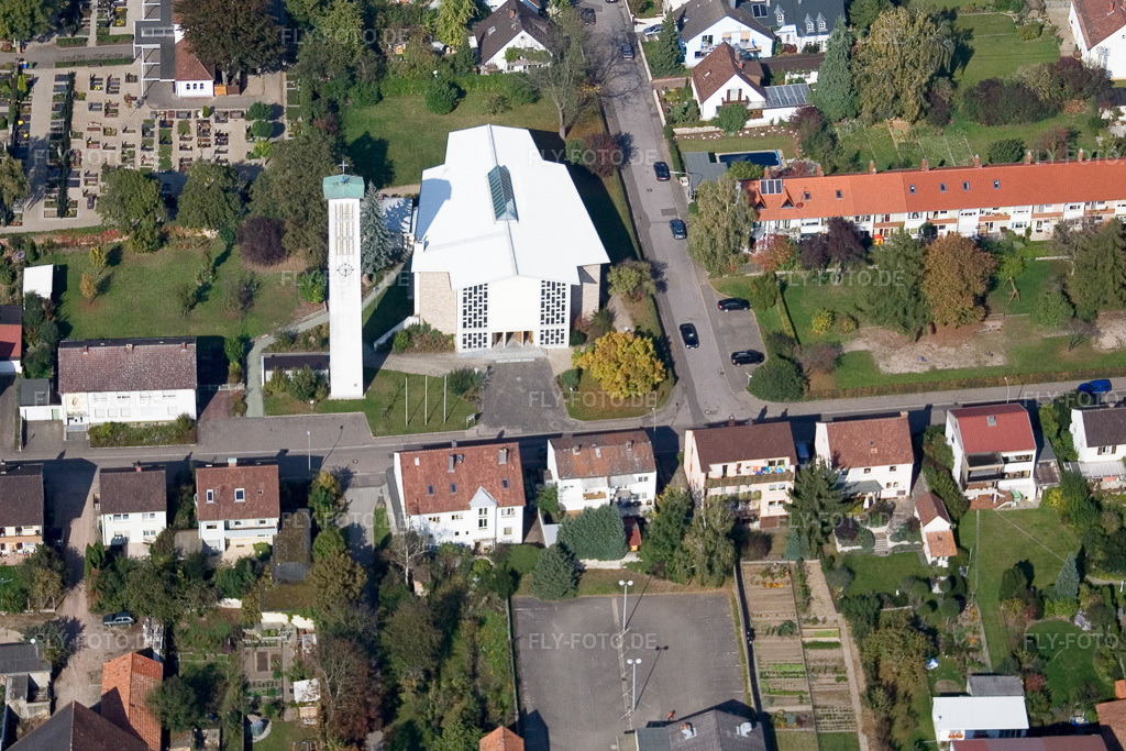 Luftbild: kath. St. Piuskirche in Kandel im Bundesland Rheinland-Pfalz in Deutschland. Foto: IMG_8291.jpg vom 06.10.2007 durch Werner Riehm/FLY-FOTO.de