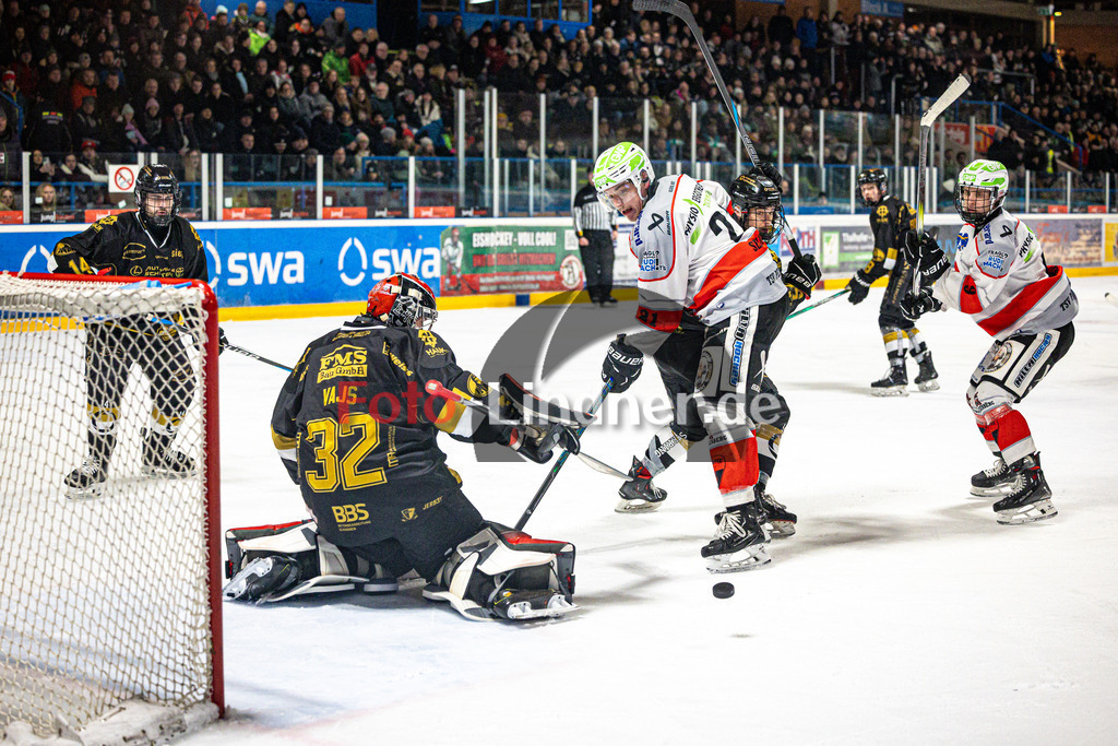 EHC Königsbrunn PINGUINE gegen TSV Peißenberg MINERS | Eishockey Bayernliga Herren Playoffs Viertelfinale 2024/25 - Spiel 1 von 7, EHC Königsbrunn PINGUINE gegen TSV Peißenberg MINERS, 20250207,Torchance Florian SEELMANN (MINERS 21),2025-02-07 in Peißenberg (Eisstadion Peißenberg)Stefan VAJS (EHC Goalie 32), Florian SEELMANN (MINERS 21)Copyright: WolfgangxLindner foto-lindner.de