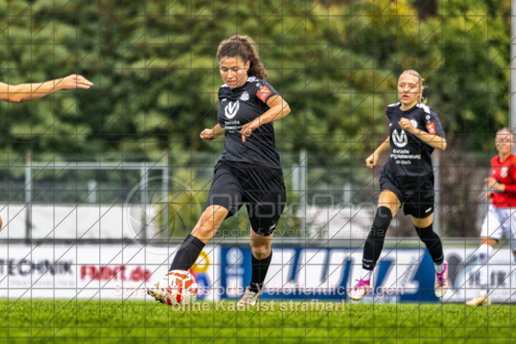 20250928_140719_0372-Bearbeitet | #,1.FC Donzdorf (schwarz) vs. TV Derendingen (rot), Fussball, Frauen-Verbandsliga Württemberg, 03. Spieltag, Saison 2025/2026, Rasenplatz Lautertal Stadion, Süßener Straße 16, 73072 Donzdorf, 28.09.2025 - 13:00 Uhr,Foto: PhotoPeet-Sportfotografie/Peter Harich