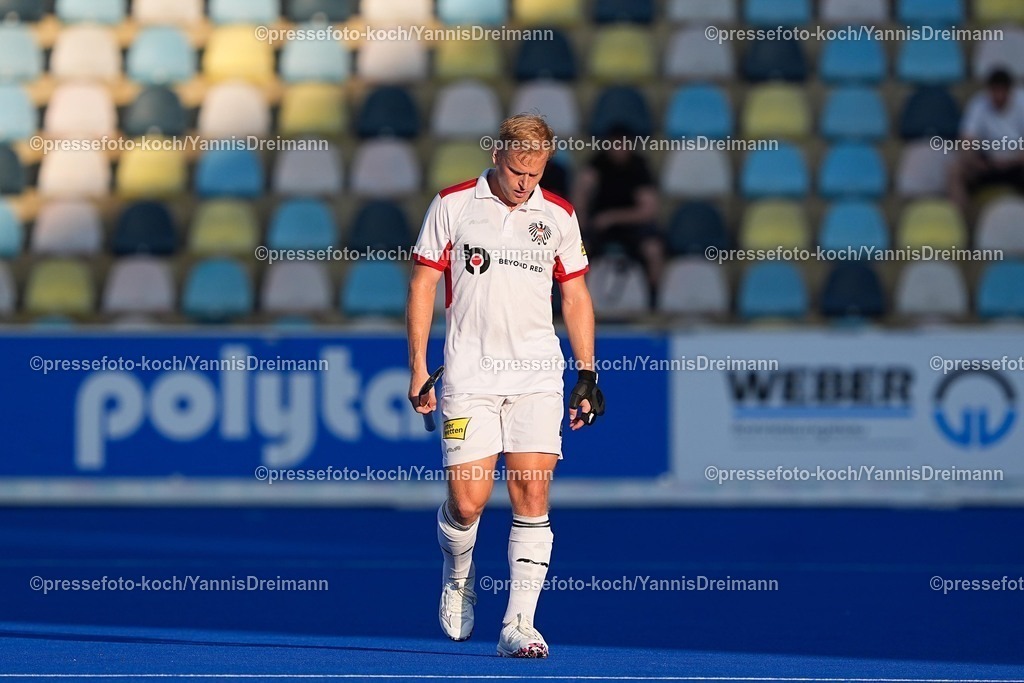 xydrx10082505007 | 10.08.2025, xydrx, Herren EuroHockey Championship 2025, Gruppenphase, Gruppe A, Spanien - Österreich, Sparkassenpark Mönchengladbach: Fueloep Losonic (AUT #4) schaut enttäusch zu Boden